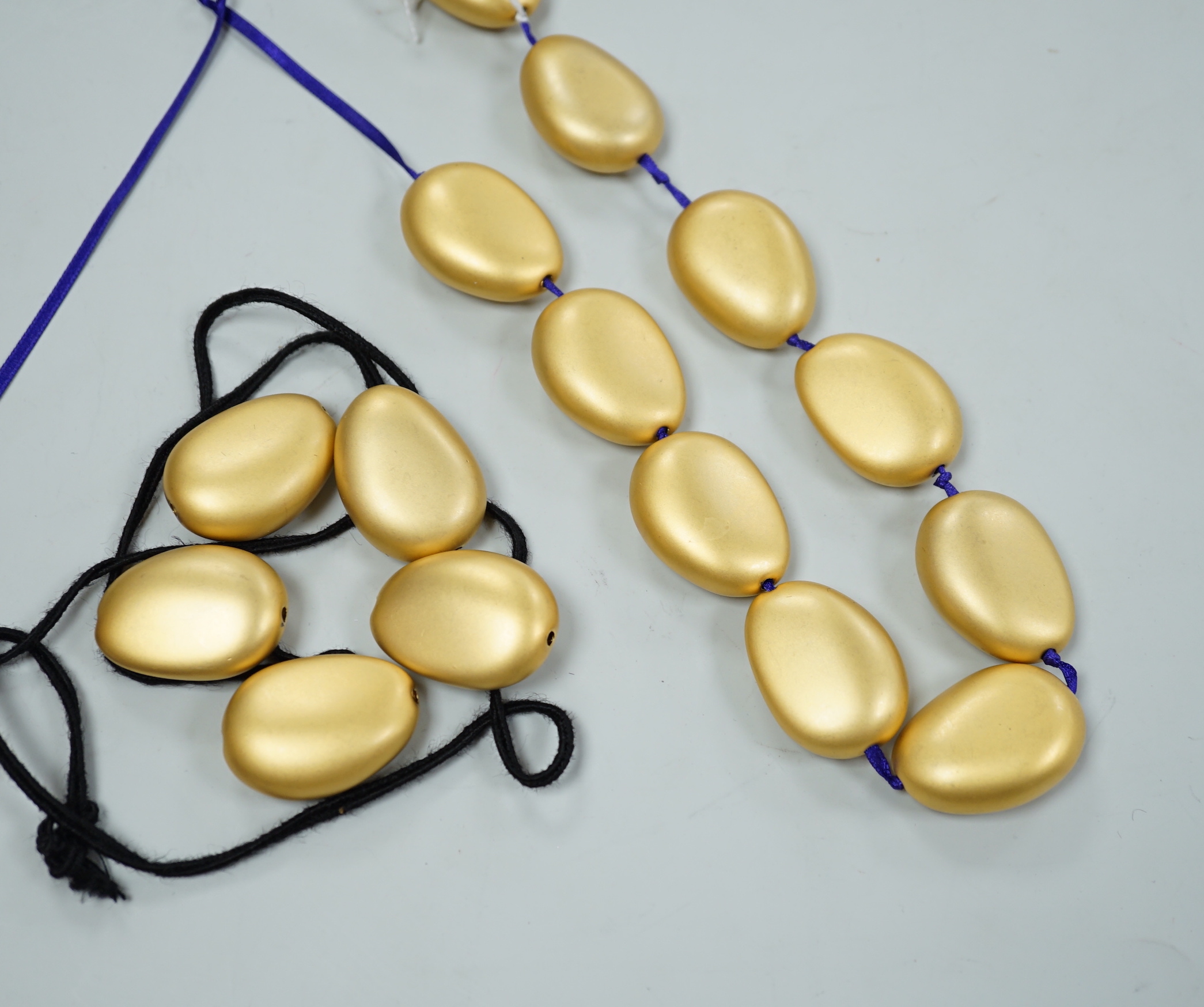 A gold coloured 'pebble' costume necklace (a.f.)